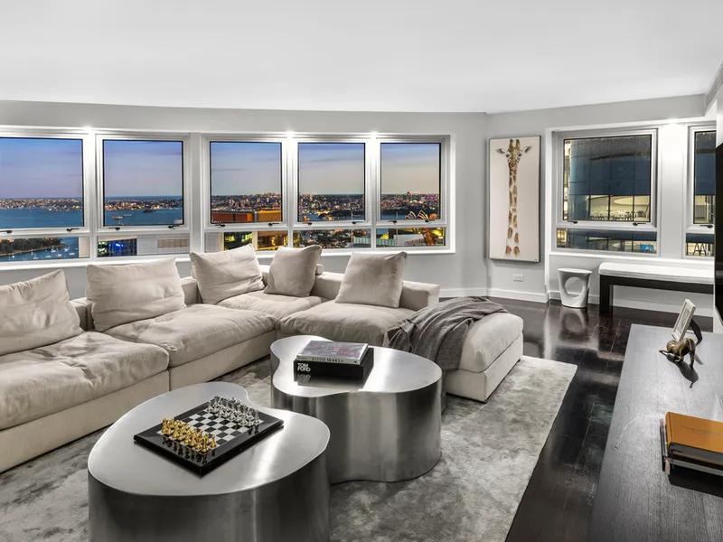 Spacious luxury skyhome with panoramic Sydney views