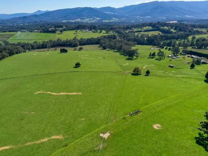 47.2 acres – 117 acres approx. PANORAMIC VIEWS AND PRIVACY