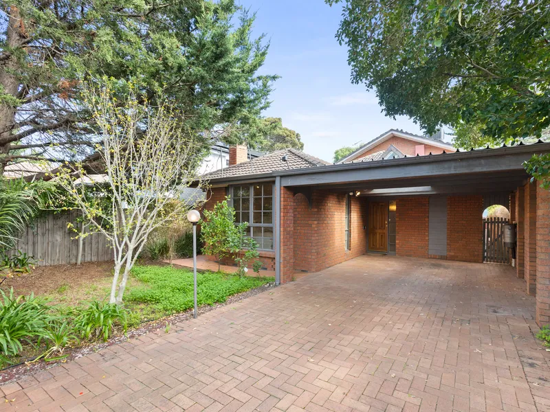 5 Beds, 3 Zones, 1 Sparkling Pool...500m to the Sand