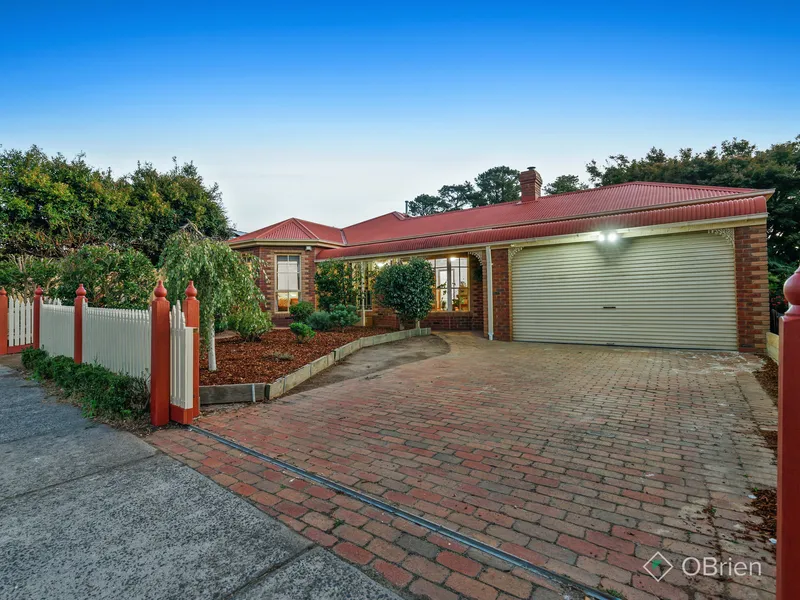 Charming Family Hideaway backing onto the Creek!