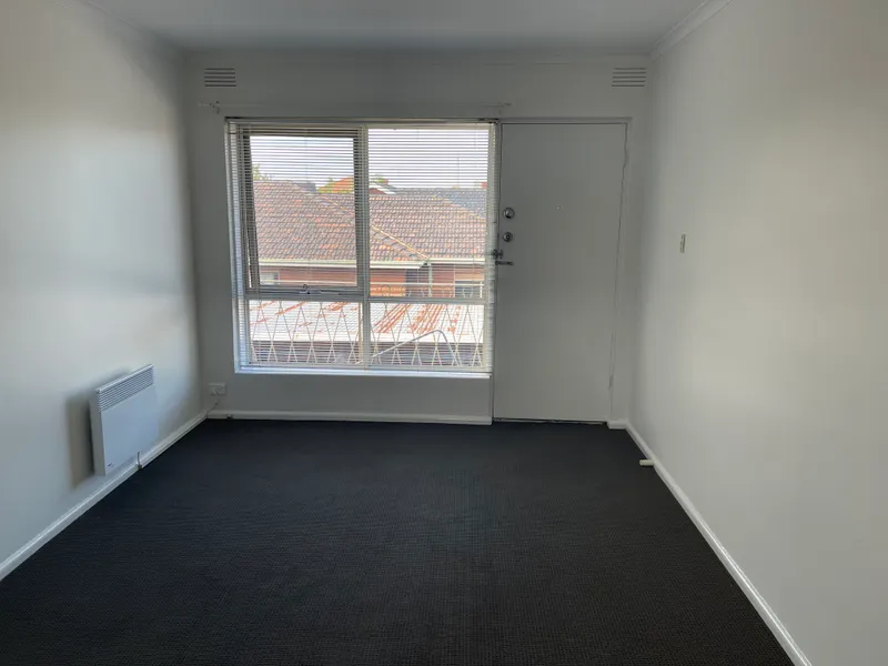 Fresh new look close to all shops and train station with electric heating