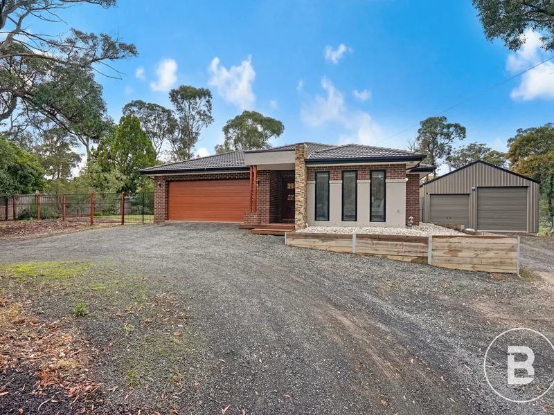 STUNNING LARGE FAMILY HOME SET ON OVER HALF AN ACRE WITH HUGE SHED.