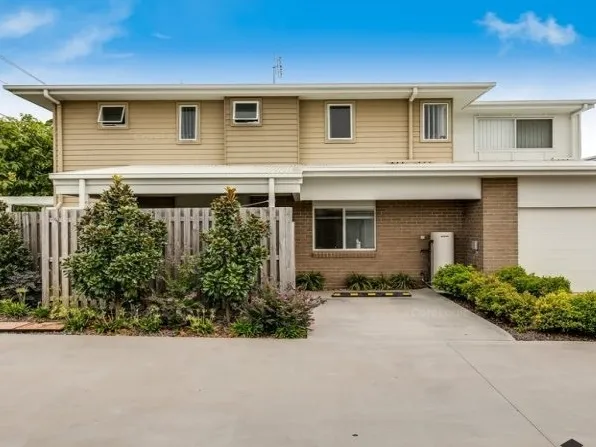 Modern 3 Bedroom Townhouse - Walk to USQ
