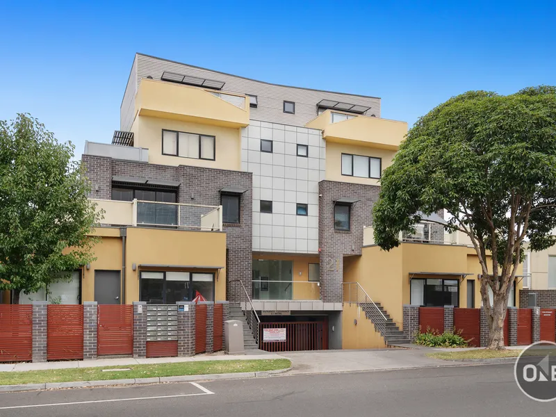 Live Just Metres To The Iconic Box Hill Central!