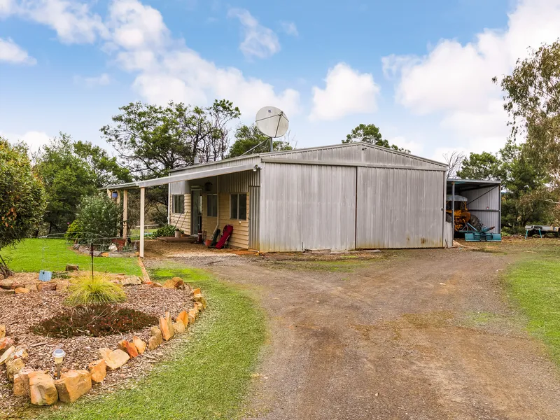 COUNTRY HIDEAWAY WITH BEAUTIFUL VIEWS