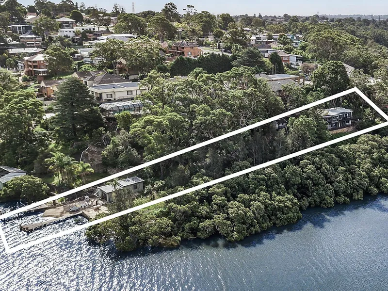 Family manor and jetty on 1,113m2 absolute waterfront parcel 