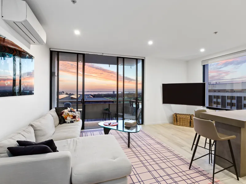 Breathtaking lake and CBD views from this fully renovated St Kilda Road pad