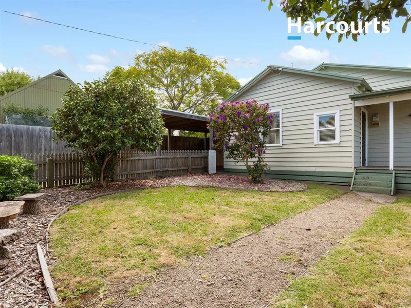 Timeless Weatherboard Cottage in Town Centre!