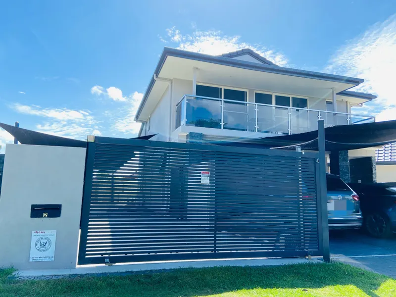 Small family home with fully furnished unit in heart of Runaway bay for lease