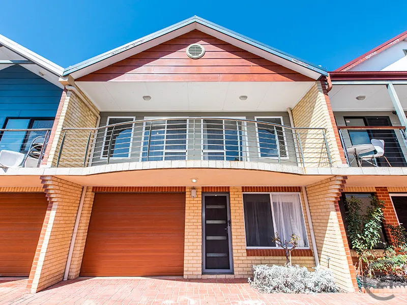 MODERN TOWNHOUSE CLOSE TO EVERYTHING! 