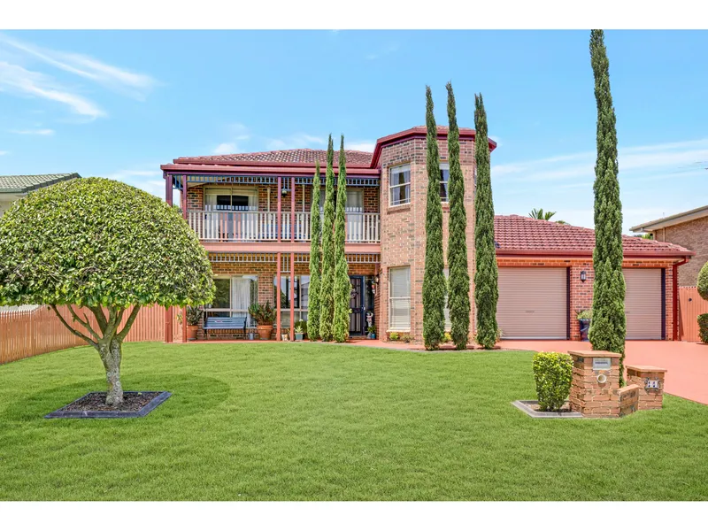 Lifestyle By The Bay In This Stunning House With Sparkling Inground Pool