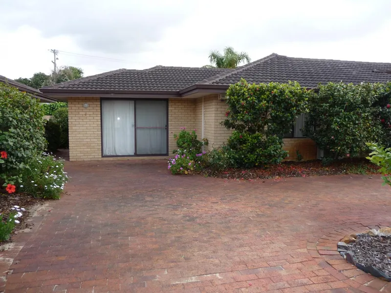 Como Villa 2 bed 1 bath unfurnished