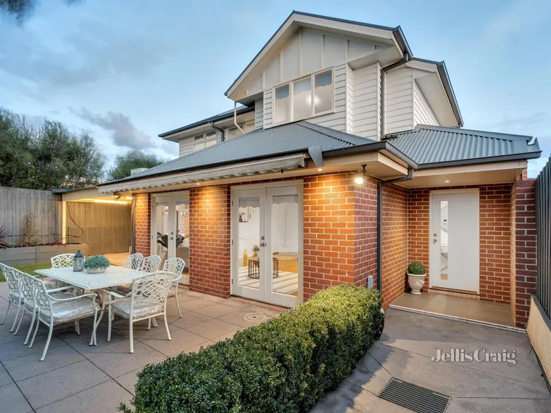 Sun-filled entertainer’s sanctuary close to it all