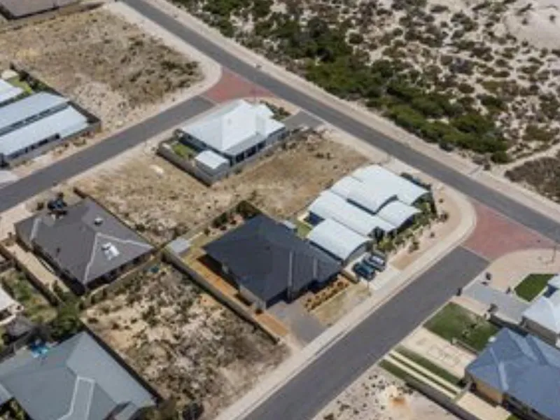 Huge family home 100m to Beach