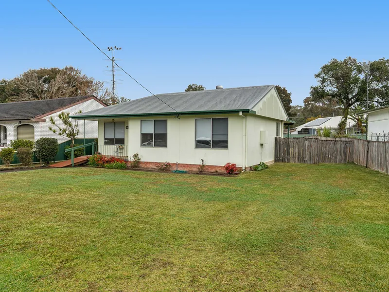 2 Bedroom Property with Fresh Carpet and Paint