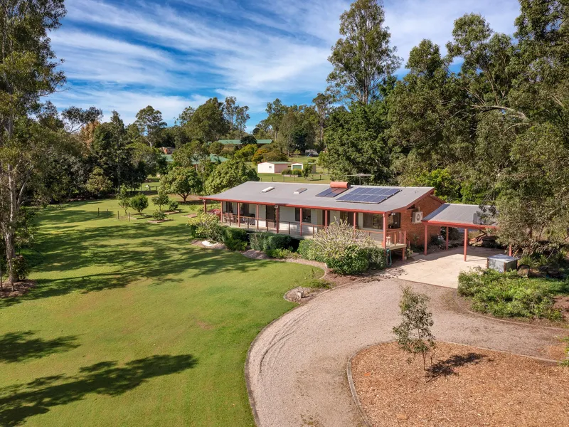 Superb Usable Acreage Block, 4 Bedrooms, High Ceilings, Colourbond Shed