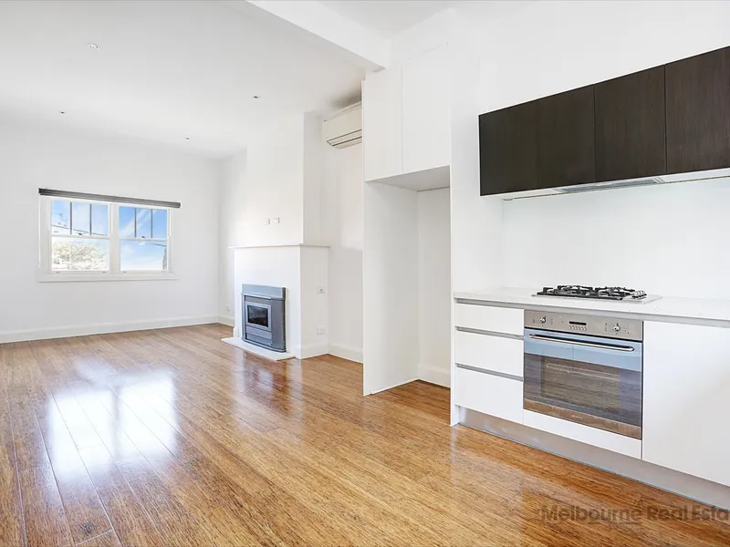 Gorgeous Renovated Period Apartment 50m from Fitzroy Street!