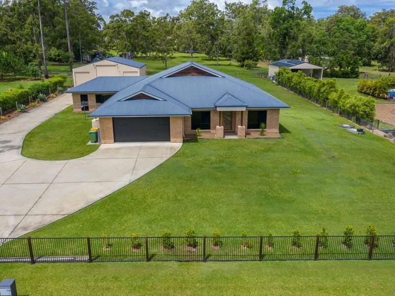 IMPRESSIVE FAMILY HOME ON 3000m2 with 370m2 HOME!!