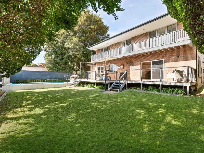 Poolside entertainer on 656sqm close to water