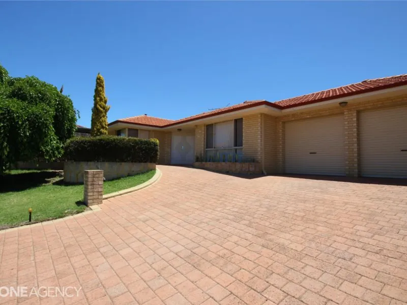 Large Family Home- Walk to beach!