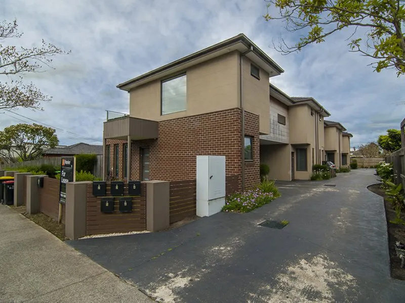 MODERN TOWNHOUSE IN CENTRAL NOBLE PARK