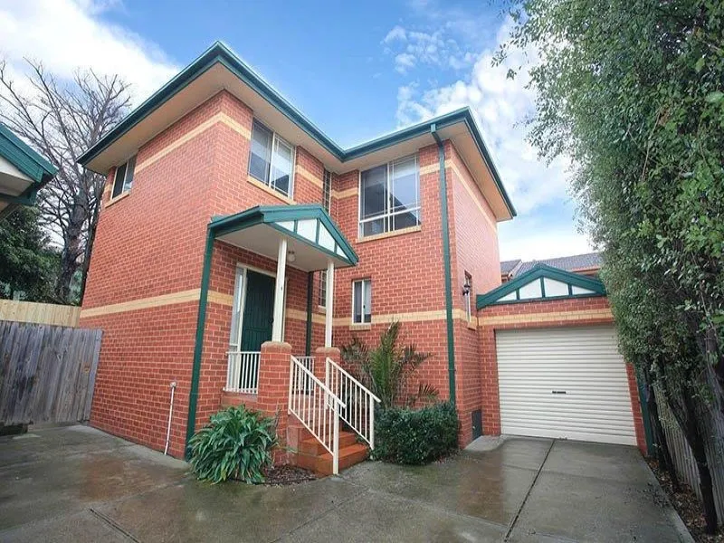 STUNNING TOWNHOUSE!