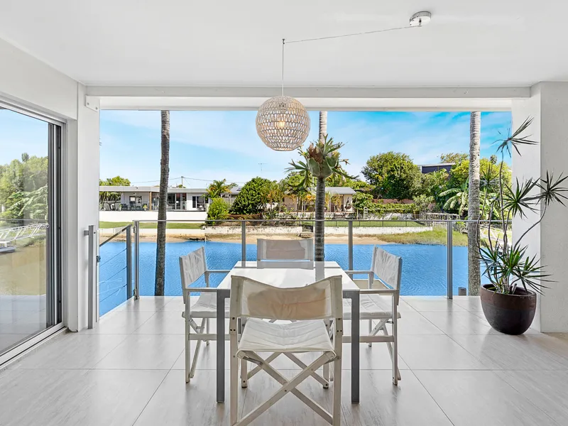 Luxurious Waterfront haven with room to entertain