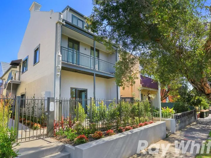 Executive apartment in small boutique block.  A MUST TO INSPECT!