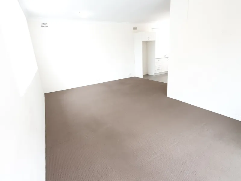 Well Maintained 2 Bedroom Apartment in Block of 6 Units 