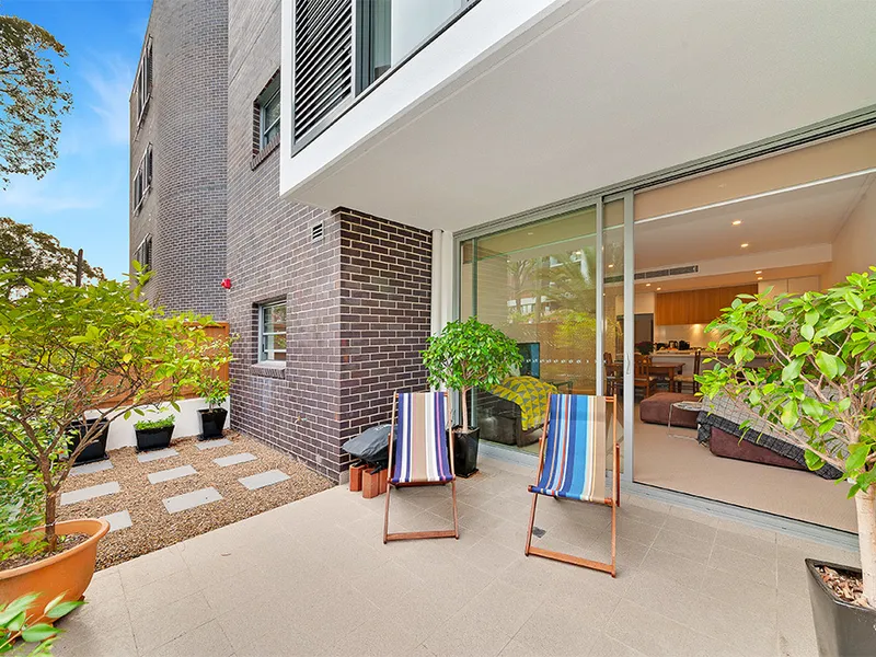 Pet friendly courtyard apartment in modern complex within minutes to the Village