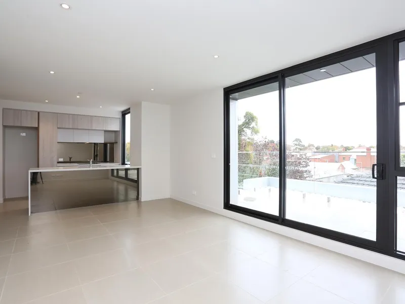 Spacious top floor apartment with city views