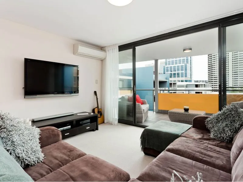 PENTHOUSE STYLE TOP FLOOR APARTMENT WITH 2 SECURE CAR BAYS!!!