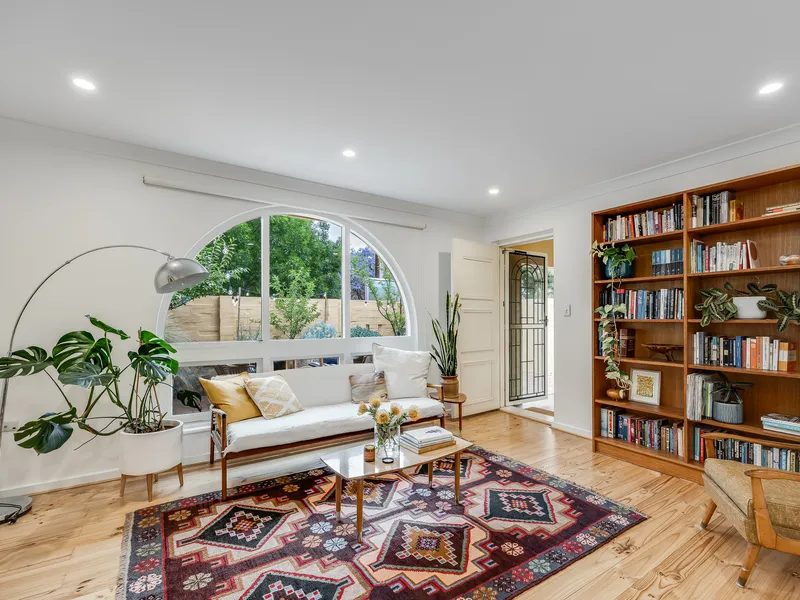 Walk to the city and parklands from Rose Park.