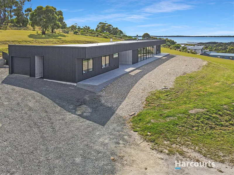 Luxurious Modern Home with Commanding Views