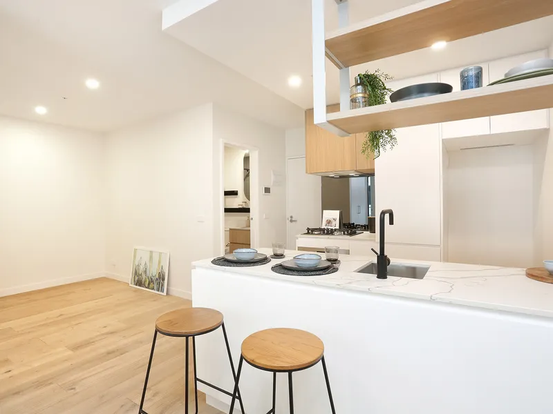 NEAR NEW 1 BEDROOM PLUS STUDY APARTMENT FULL OF NATURAL LIGHT