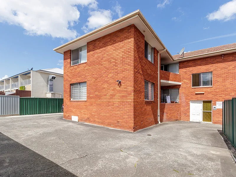 Light filled Unit with Undercover Carport in Ultra Convenient Location