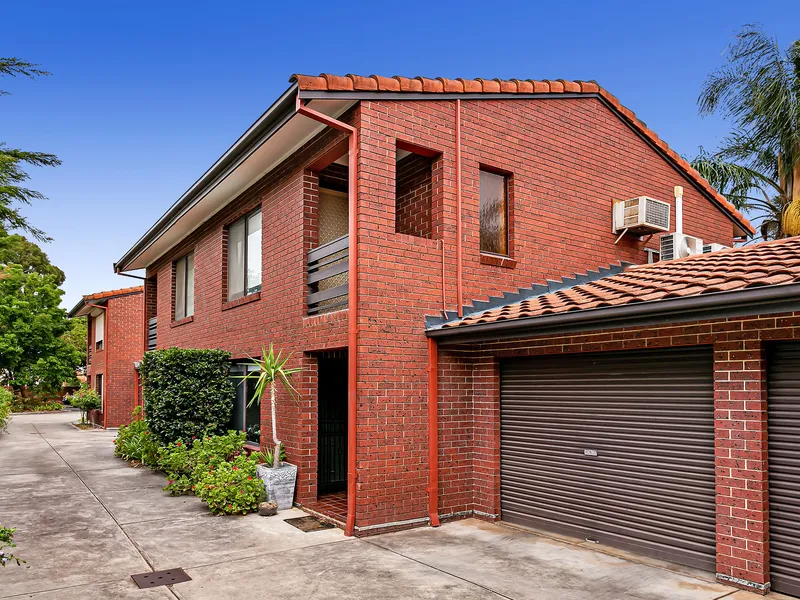 Low maintenance & convenient city fringe townhouse. 