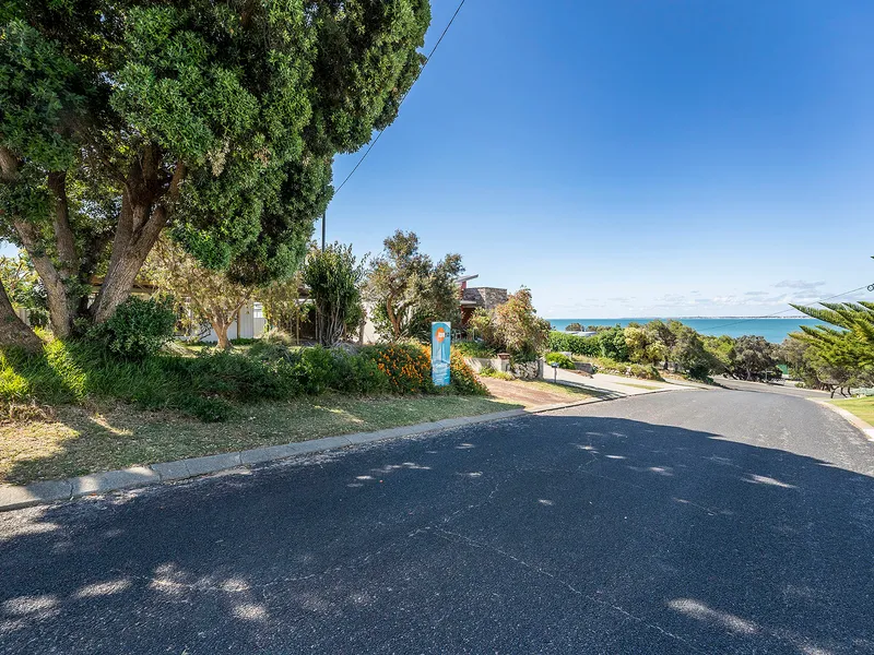 OCEAN VIEWS GALORE, 185m TO THE BEACH, SUBDIVISABLE 890sqm LANDHOLDING ZONED R-25, COMPLETE WITH 1970’s BEACH HOUSE!