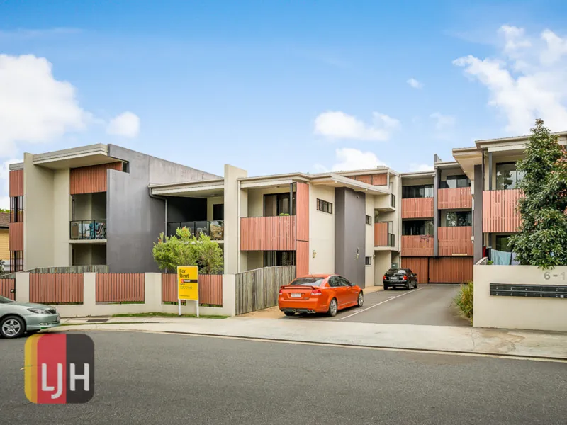 HUGE 2 BEDROOM UNIT WITH COURTYARD - PETS CONSIDERED