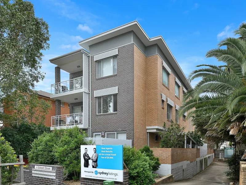 Modern 3 Bedroom Security Apartment in Great Location!