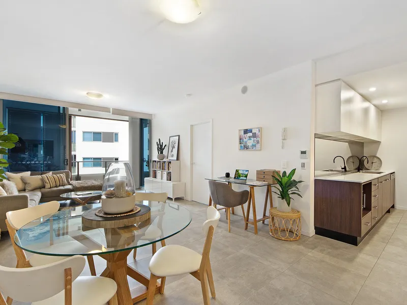 TOP FLOOR APARTMENT IN PRIME POSITION