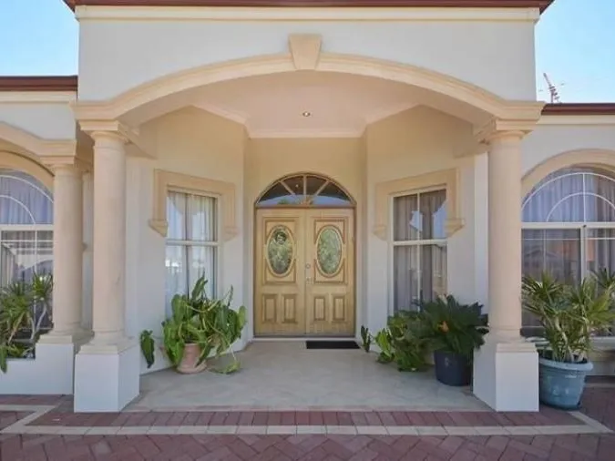BEAUTIFULLY PRESENTED 4X2 HOME WITH MULTIPLE LIVING AREAS & CONVENIENT LOCATION