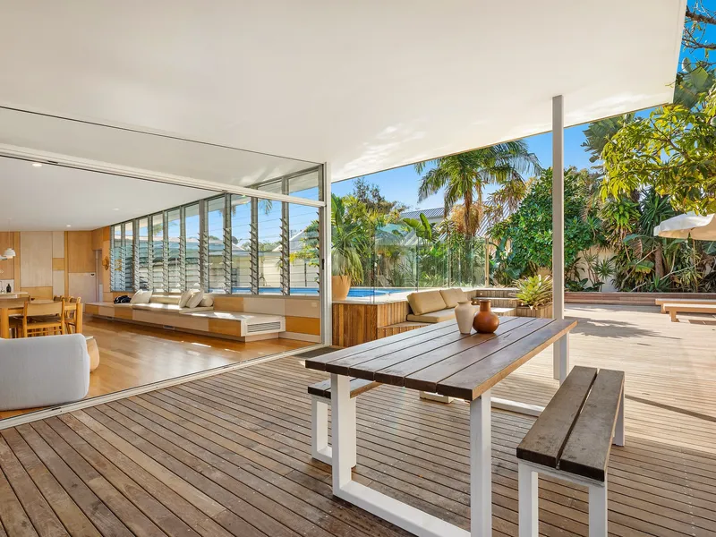 Award-winning architectural stunner just 250m to Tallows