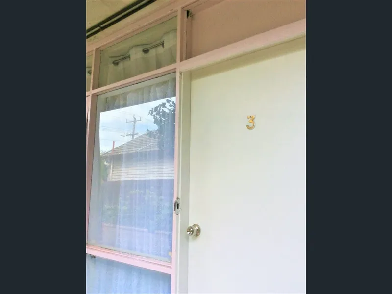 This cosy 1 bedroom flat situated in the heart of West Footscray!