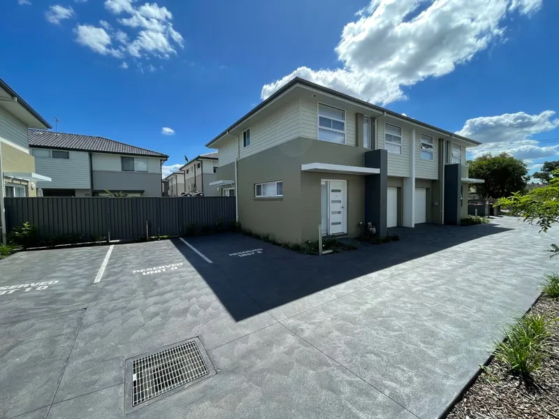 Modern 4 Bedroom Townhouse. Be the first to move in !