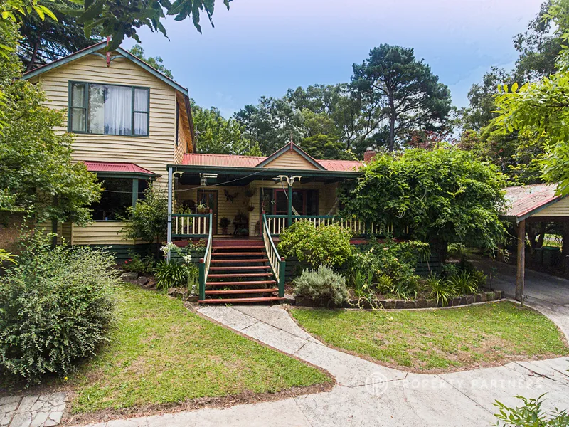 LARGE CHARACTER HOME, BREATHTAKING VIEWS, OVER 1 ACRE.