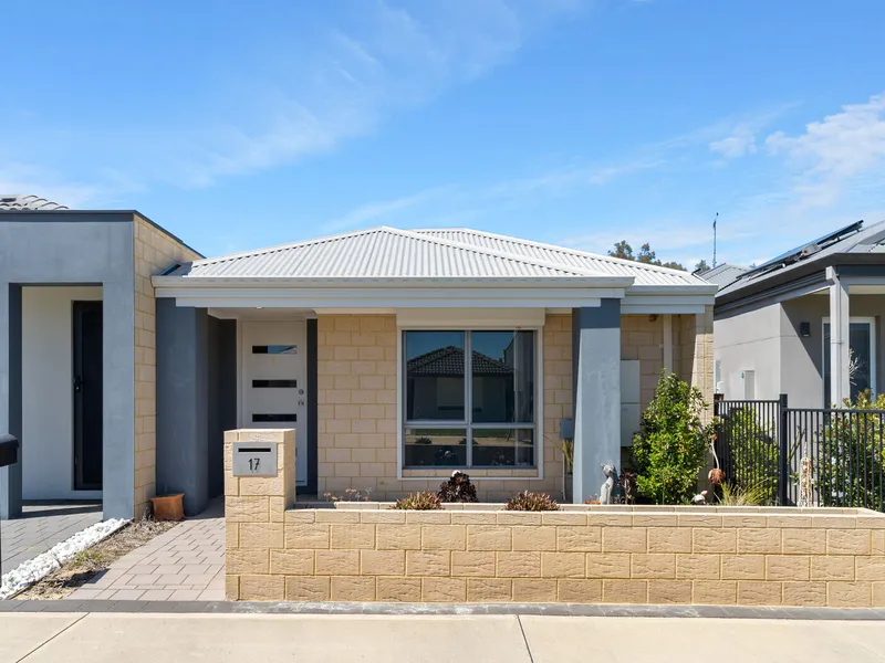 LOW MAINTENANCE 3 X 2 WITH DUCTED HEATING/COOLING!