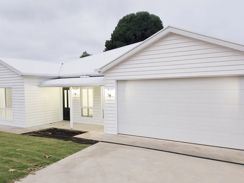 CONTEMPORARY ELEGANCE, LOCATION PERFECT