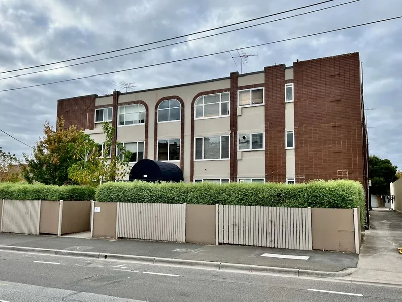 Freshly Painted, New Carpets & A Perfect Location