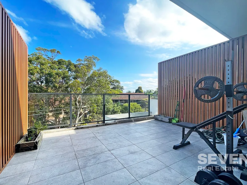 Gorgeous Dual Level Apartment in Fantastic Location